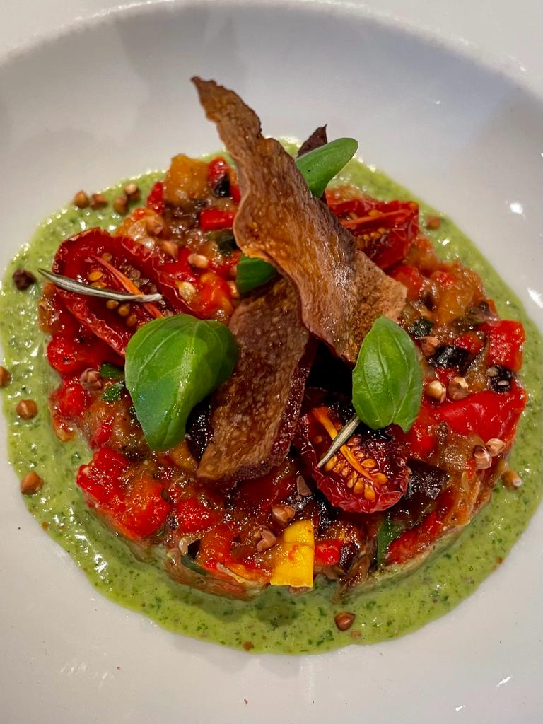 Grillgemüse Tatar mit geröstetem Buchweizen , Rucolapesto und Räuchertofu Chip