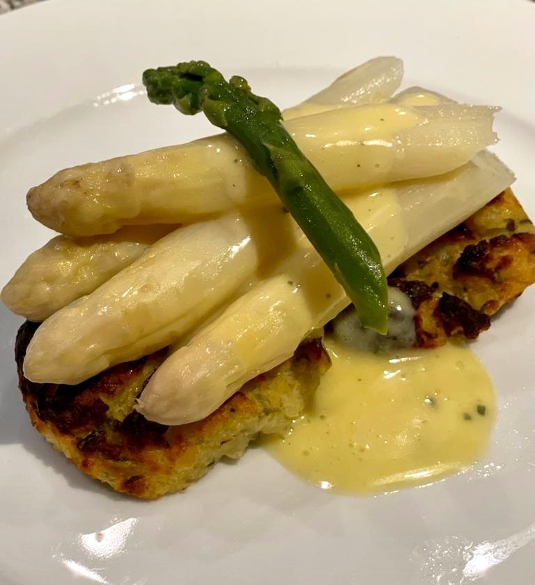 Spargel mit Sauce Bernaise und Kartoffelplätzchen