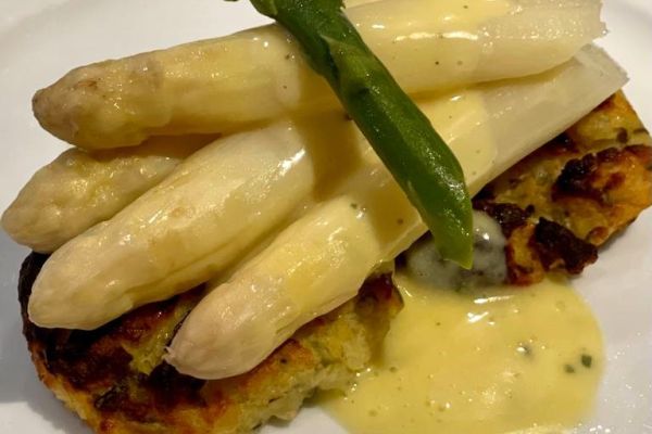Spargel mit Sauce Bernaise und Kartoffelplätzchen