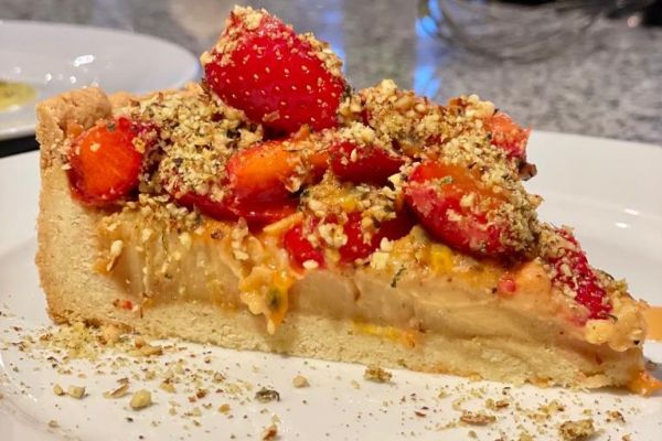 Zitronentarte mit Erdbeer-Papayasalat und Basilikummandeln