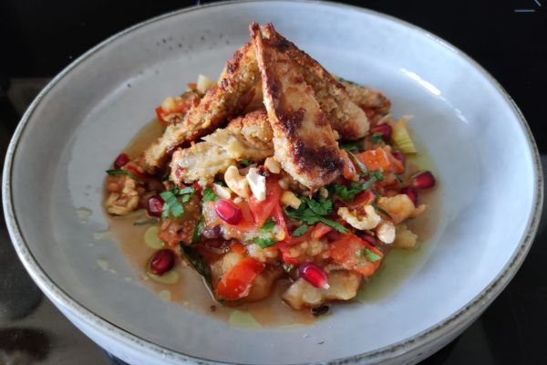 Geschmorte Aubergine mit Granatapfel und knusprigen Austernpilzen