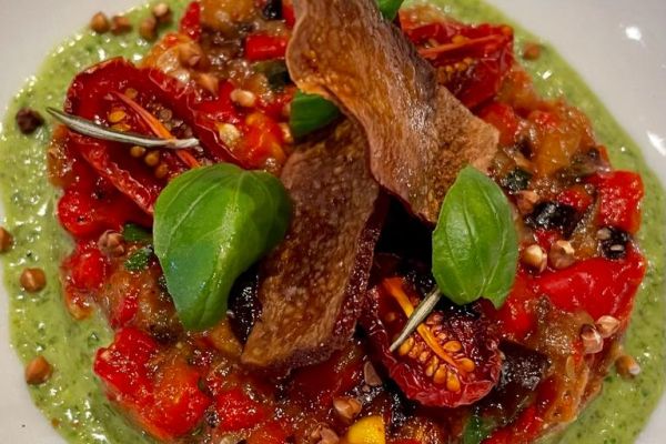 Grillgemüse Tatar mit geröstetem Buchweizen , Rucolapesto und Räuchertofu Chip