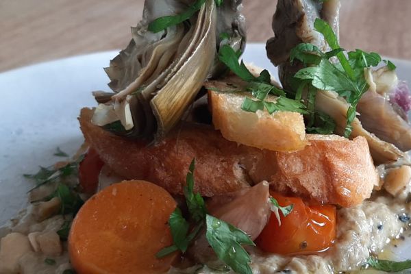 Geschmorte Artischocken mit Auberginen Mus und geröstetem Dinkel-Vollkorn Crostini